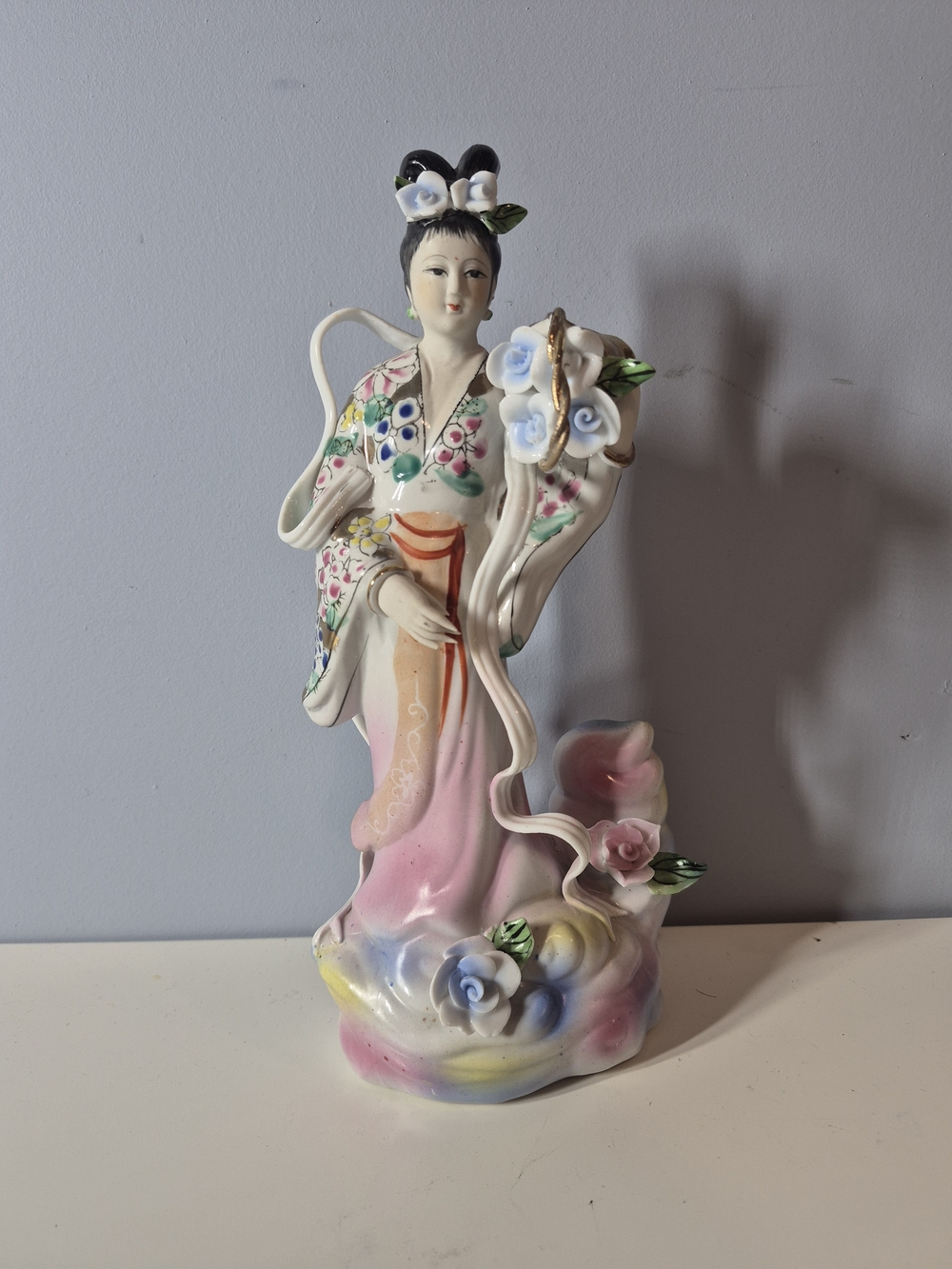 Porcelain Geisha Lady Figurine, Hand-Painted Asian Statue with Roses